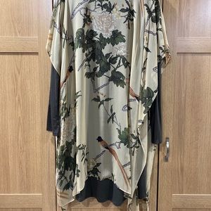 Vintage Harari topper (cape/scarf). Pure silk.